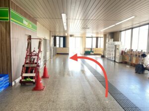 道順②：エスカレーターへ向かって歩く