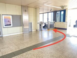 道順③：エスカレーターを降りる